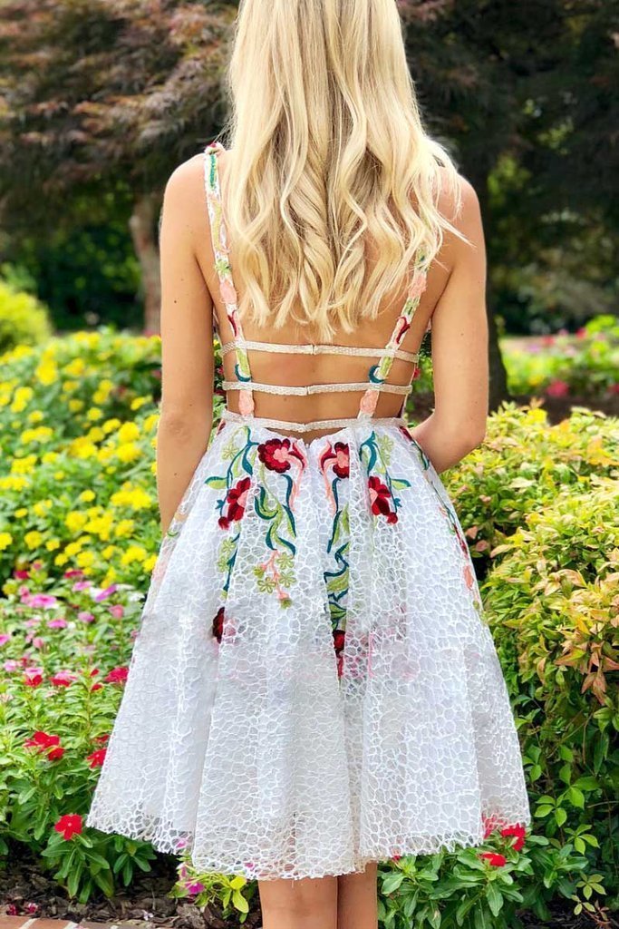 Simple Short Lace White Homecoming Dress with Appliques V Neck Short Prom Dress